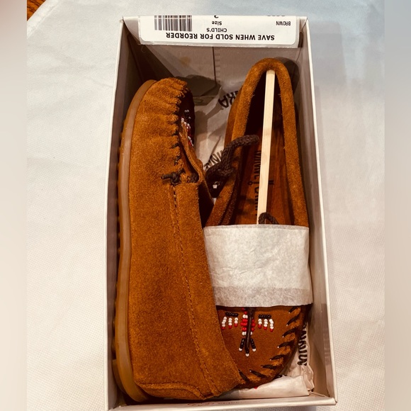 NIB Minnetonka Brown Suede Beaded Fringe  Soft Moccasin, big girl size 2 - Picture 1 of 8